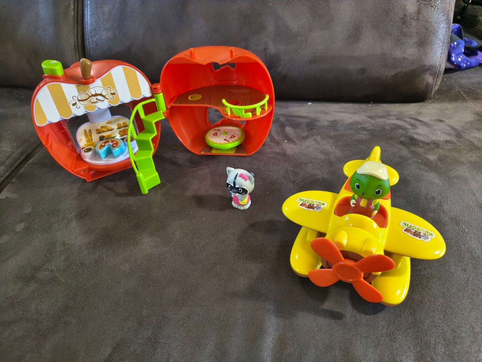Klorofil appel en vliegtuig met 2 poppetjes, Ophalen, Gebruikt, Toebehoren