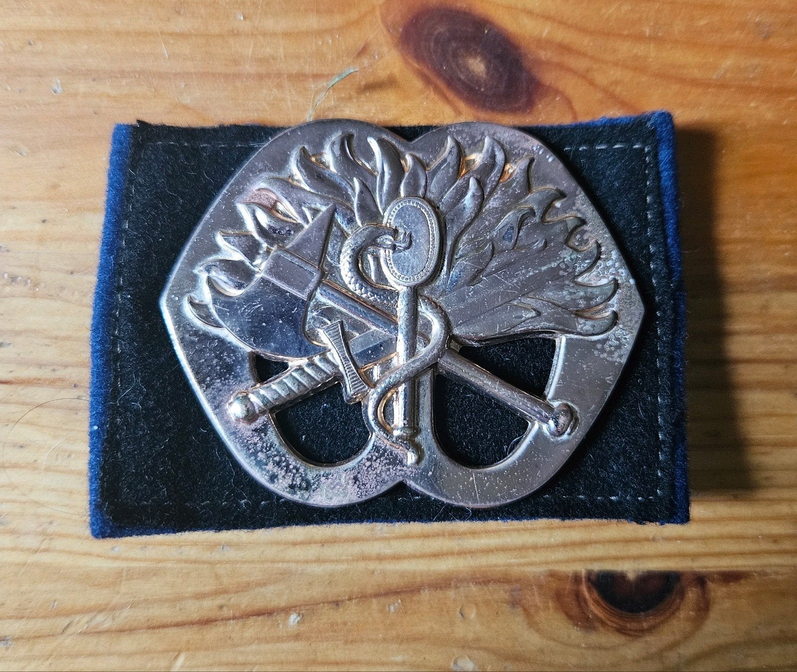 Baretembleem Mobiele Colonnes, Verzamelen, Militaria | Algemeen, Ophalen of Verzenden, Landmacht, Nederland, Embleem of Badge