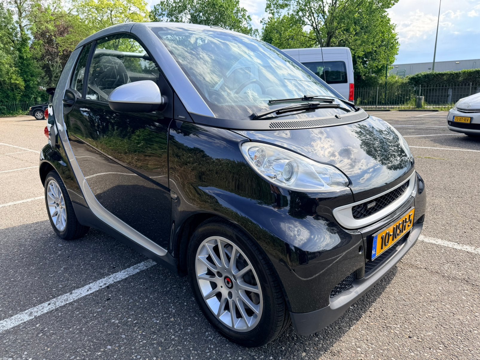 Smart ForTwo 1.0 52KW Cabrio/led/brabus uitlaat/carplay/cam, Auto's, Automaat, Zwart, 18 €/maand, 755 kg