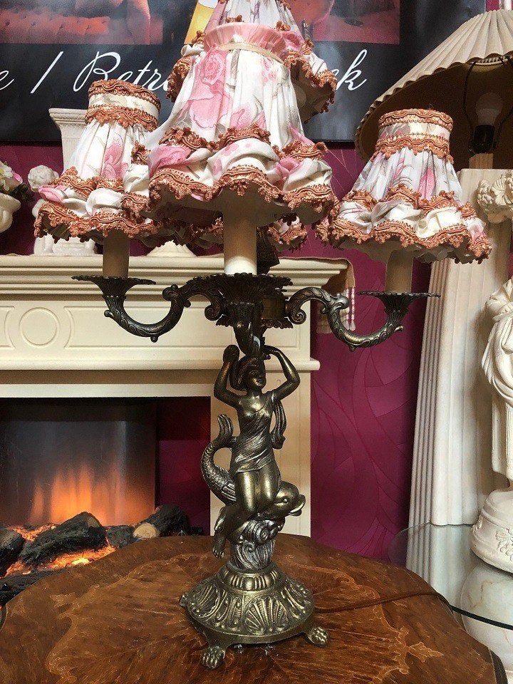 Antiek tafellamp beeld staande lamp 5x klassiek lampenkapjes