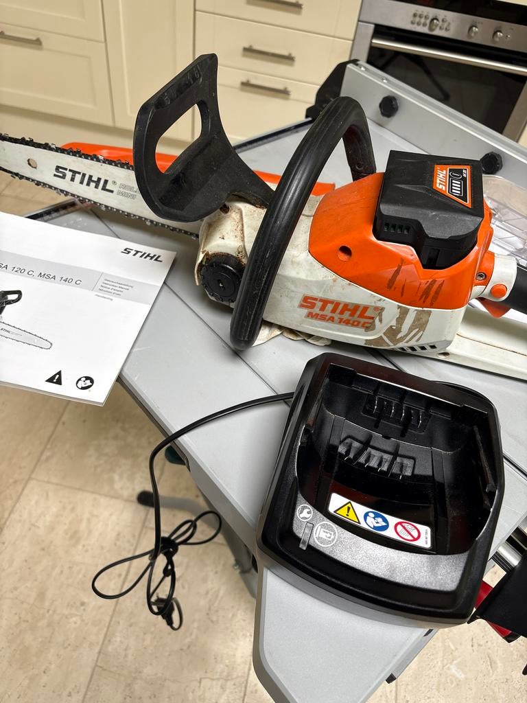 STIHL MSA 140C Accu Kettingzaag met AK20 accu, Ophalen, Zo goed als nieuw, Accu