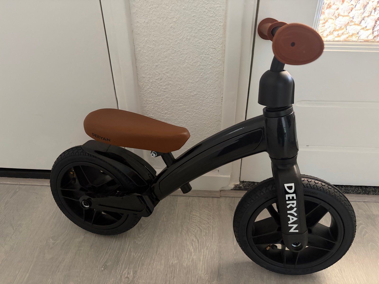 Deryan loopfiets zwart met bruin zadel, Ophalen of Verzenden, Zo goed als nieuw, Minder dan 16 inch