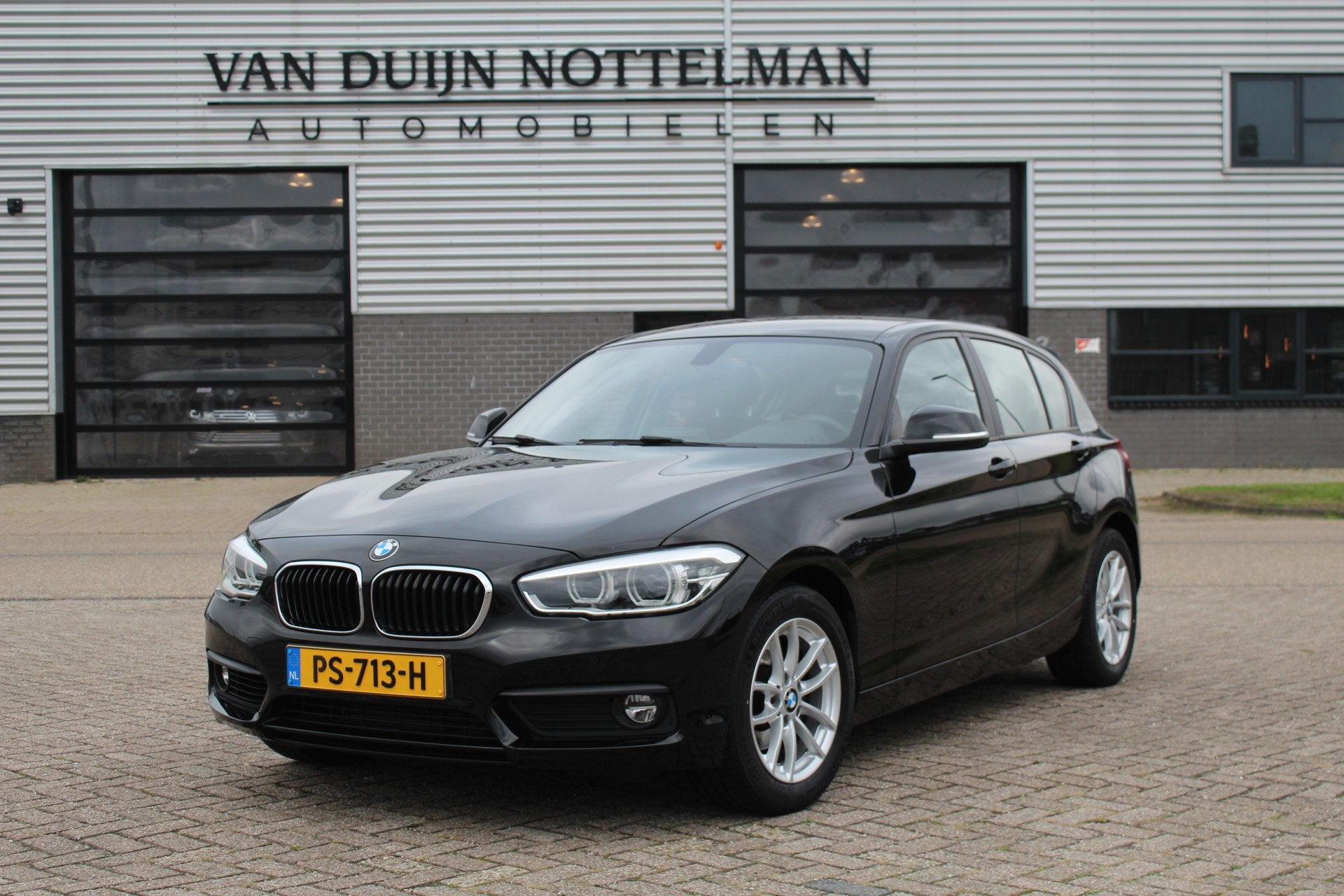 BMW 1-serie 118i Executive / Led / Automaat / N.A.P., Auto's, Dealer onderhouden, Gebruikt, Met garantie (alle), Zwart