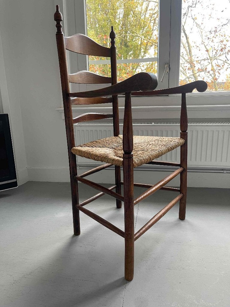 Landelijke houten armstoel met originele biezen zitting, Ophalen, Bruin, Hout, Zo goed als nieuw