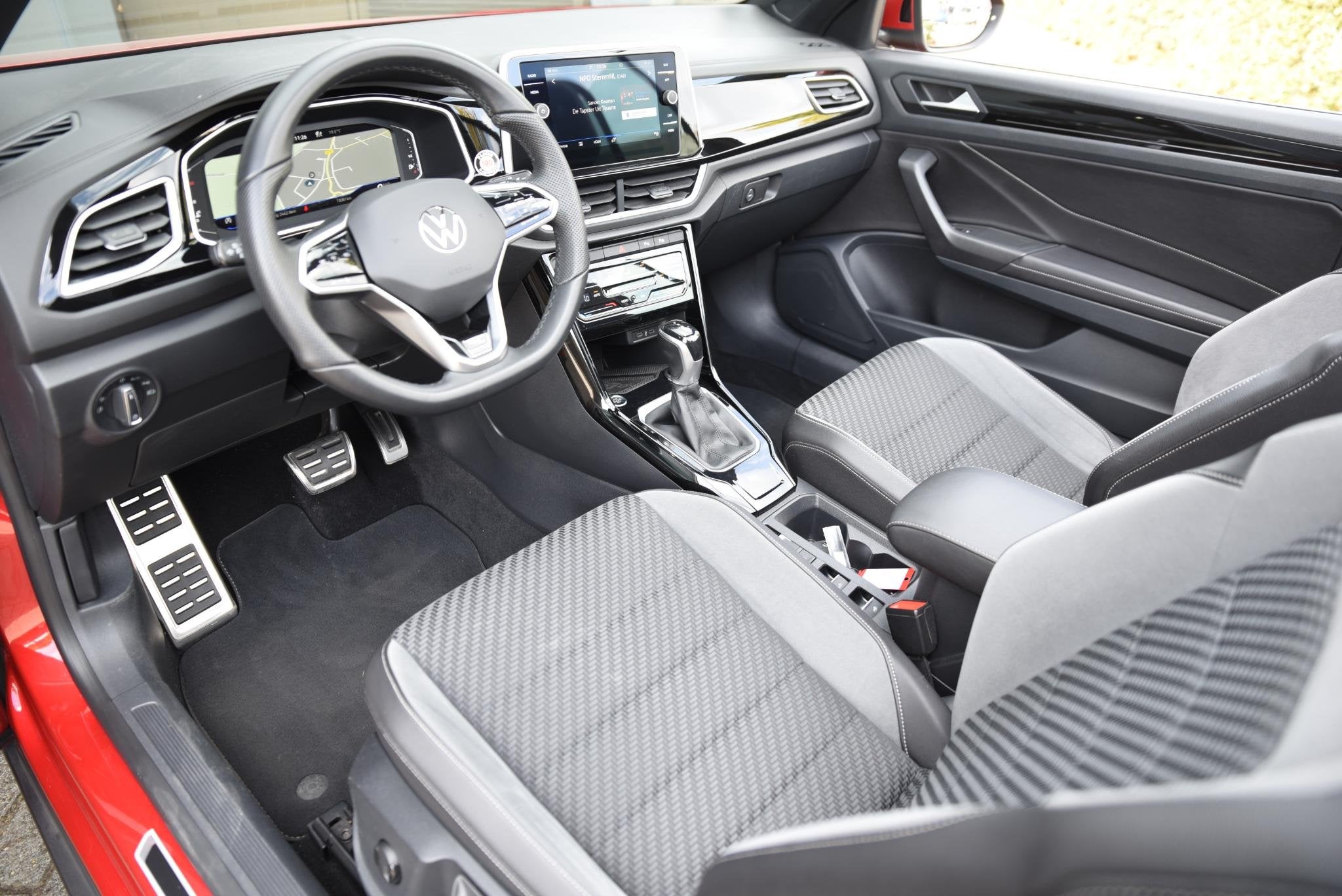 Volkswagen T-Roc Cabrio 1.5 TSI R-Line Trekhaak, Auto's, Dealer onderhouden, Stof, 4 cilinders, 4 stoelen