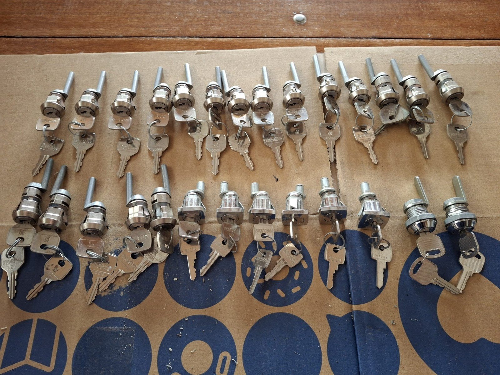 27 Stuks Sloten met Sleutels., Ophalen, Zo goed als nieuw, Overige materialen, Slot