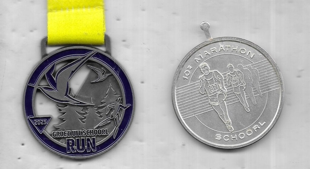 2 X SCHOORL MARATHON MEDAILLE ERBIJ, Ophalen of Verzenden, Overige materialen, Nederland