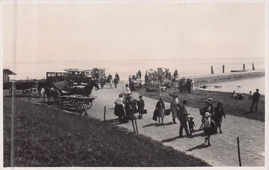Ameland Nes FOTOKAART Hesselink - Bij de pier, Ophalen of Verzenden, 1920 tot 1940, Ongelopen, Waddeneilanden