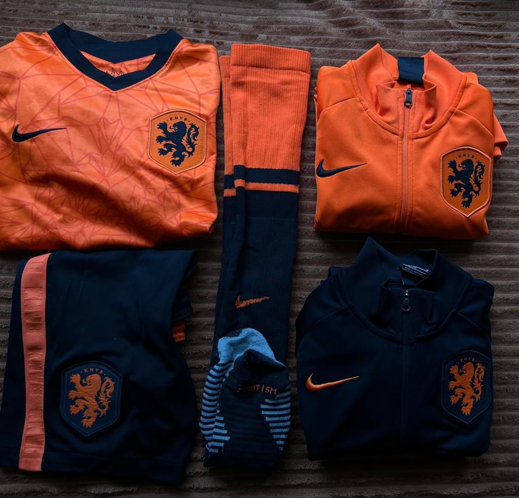 KNVB Nederlandse Elftal tenue + 2 trainingsjasjes (pakket), Ophalen of Verzenden, Zo goed als nieuw, Jongen