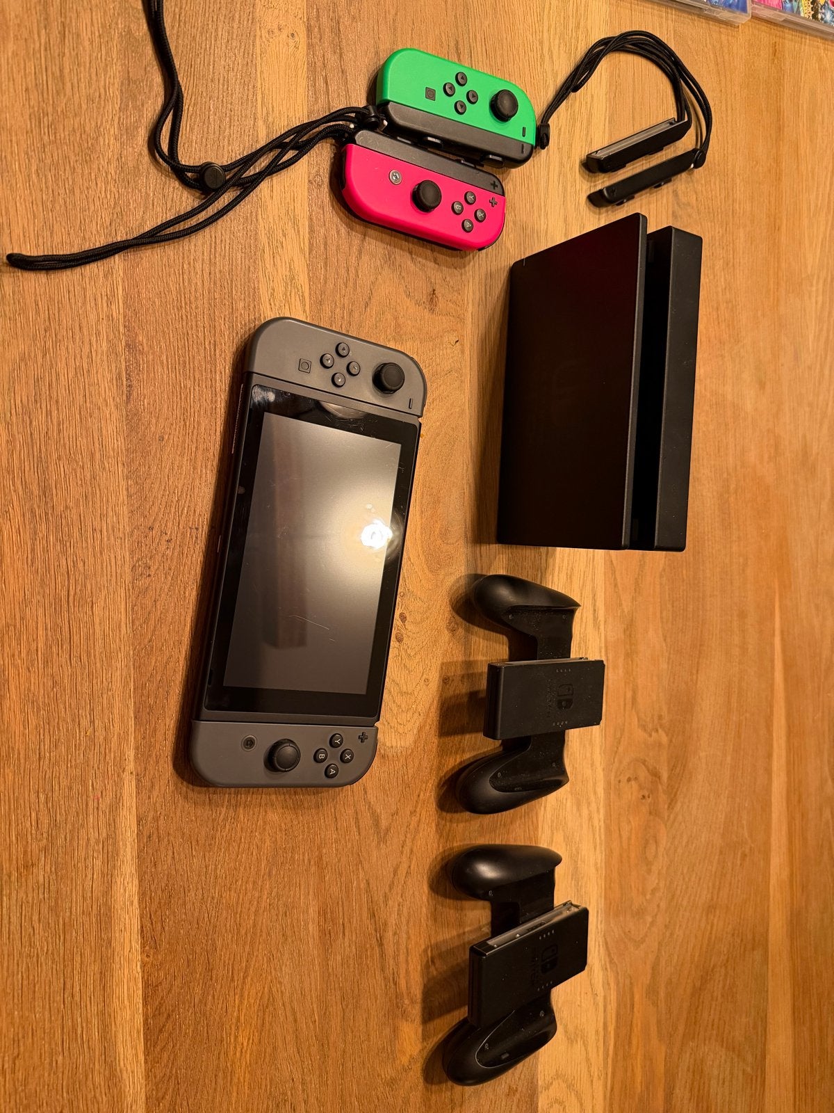 Nintendo Switch OLED met 2 controllers en 7 games