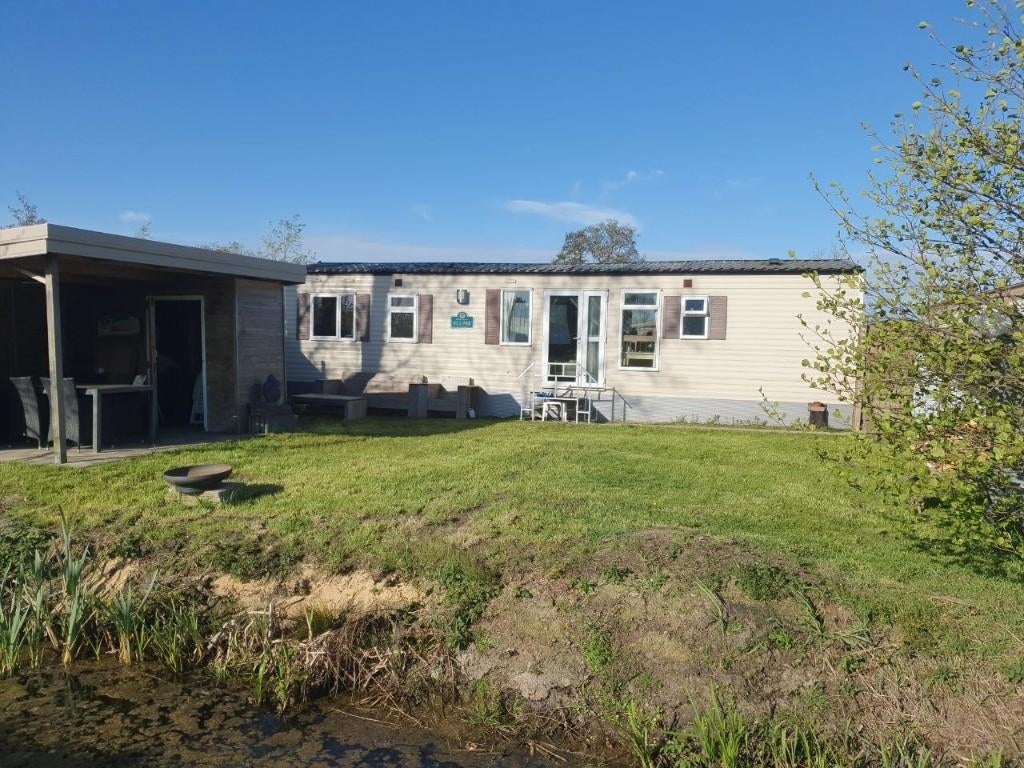 Mooi chalet te huur bij het Sneekermeer op rustieke camping