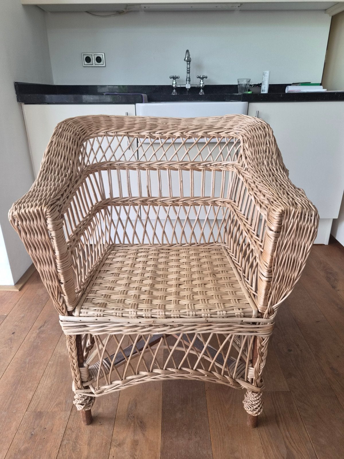 Rotan stoel met lichte beschadiging, Huis en Inrichting, Stoelen, Gebruikt, Overige kleuren, Ophalen of Verzenden, Eén