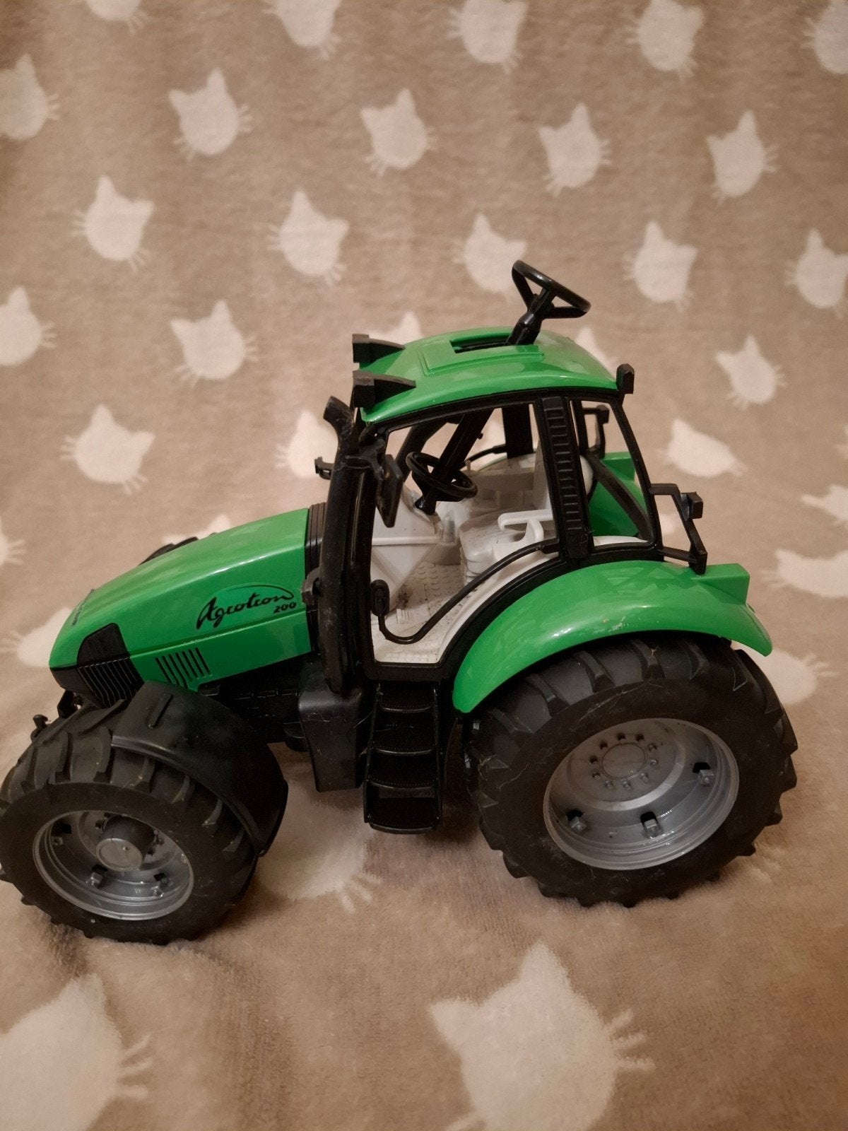 Bruder 02070 Deutz Agrotron 200 tractor met trekhaak, Ophalen, Zo goed als nieuw