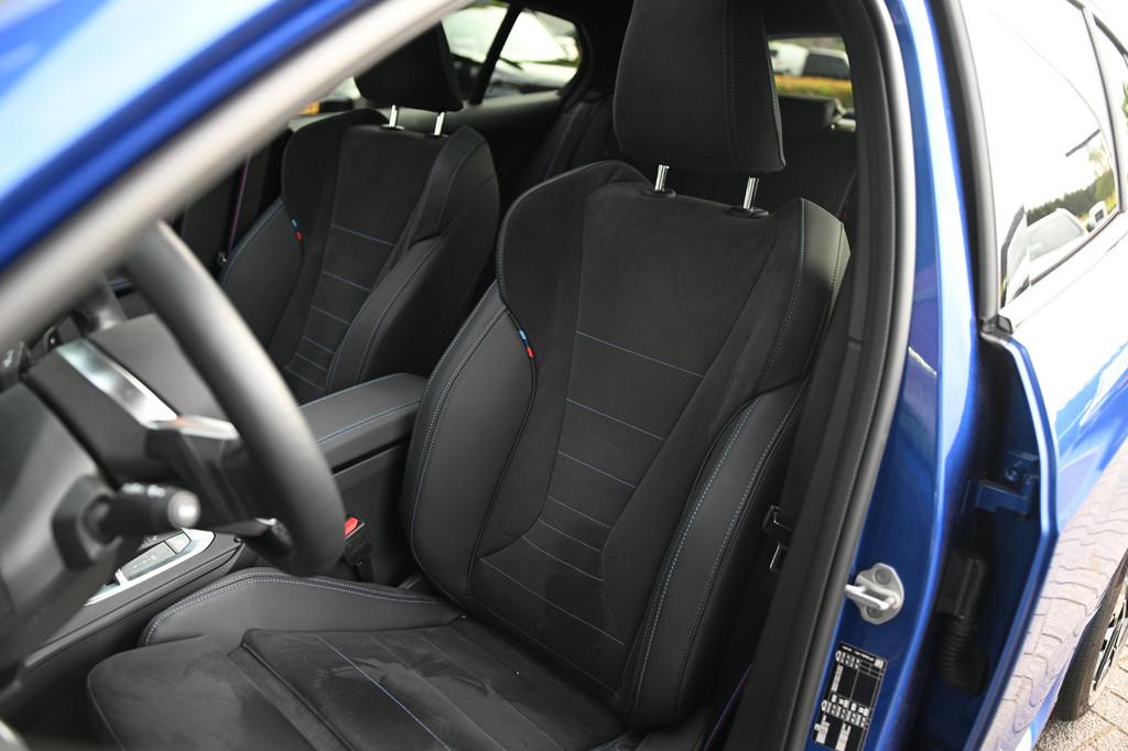BMW 1 Serie 120 M Sport Automaat / Trekhaak / Panoramadak /, Gebruikt, 156 pk, Met garantie (alle), Blauw