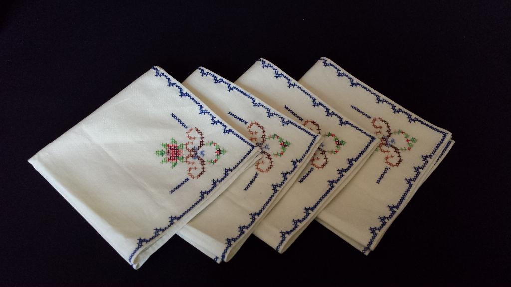 4 kleine geborduurde SERVETTEN / Vingerdoekjes van KATOEN, Ophalen of Verzenden, Nieuw, Beige, Overige typen