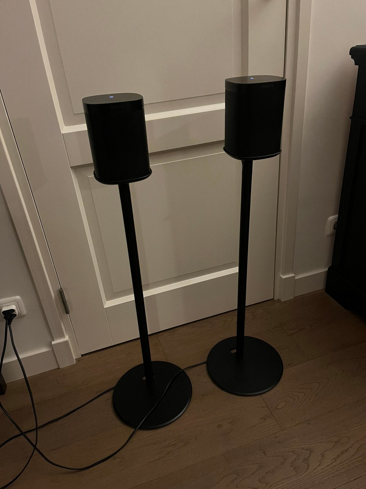 Foto 3 van Set van 2 stuks Sonos One Gen2 inclusief standaards.