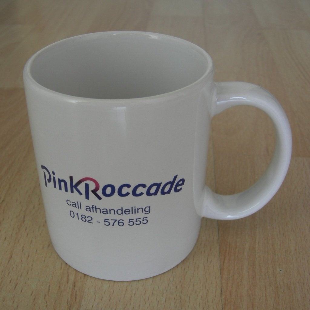 Mok met tekst: “PinkRoccade”. Nieuw. Afmeting Ø 8,1x9,4 cm., Nieuw, Ophalen of Verzenden, Overige stijlen, Kop(pen) en/of Schotel(s)