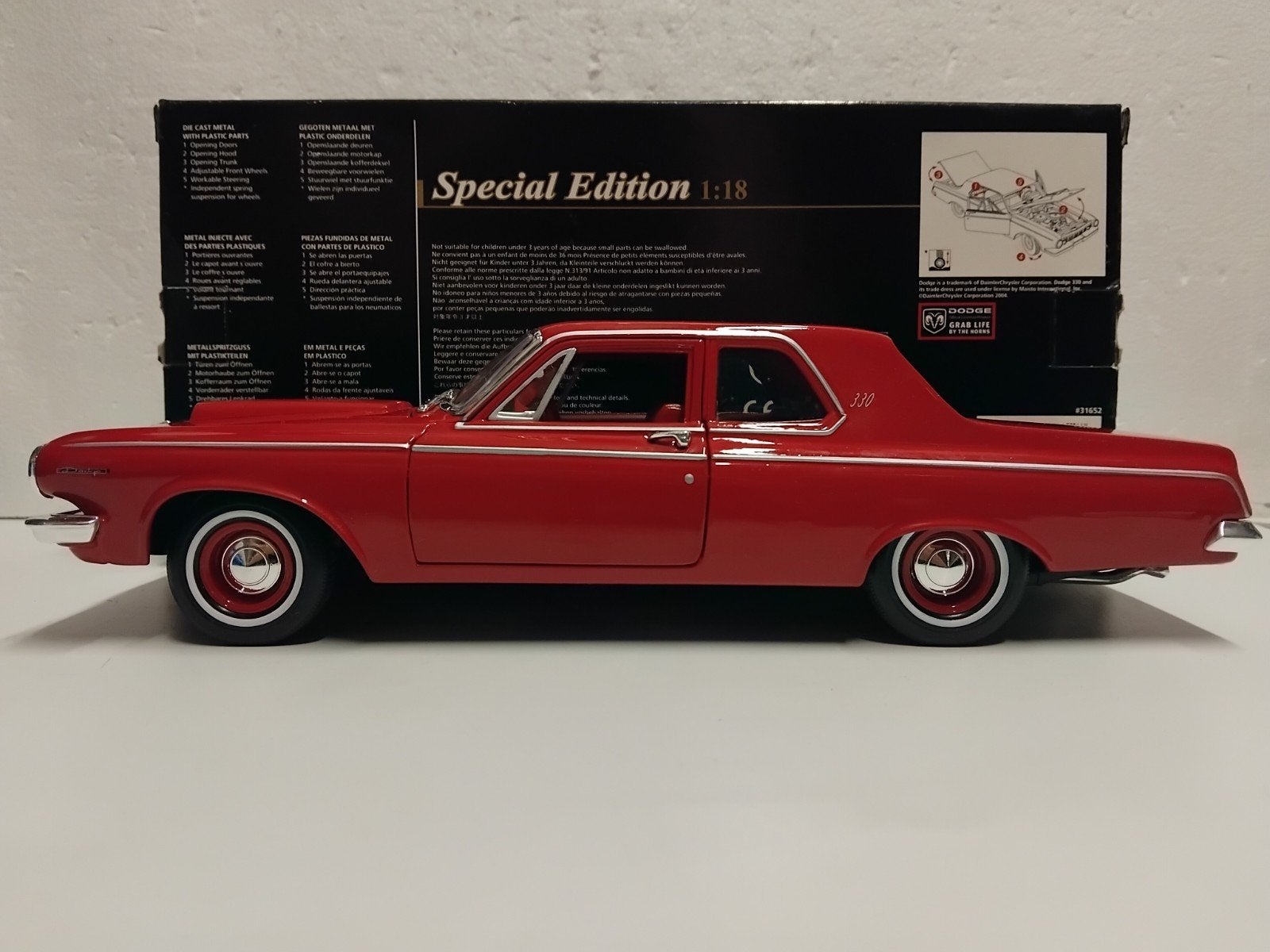 Dodge 330 sedan rood 1963 Special Edition metal 1:18 KRD, Hobby en Vrije tijd, Modelauto's | 1:18, Zo goed als nieuw, Auto, Overige merken