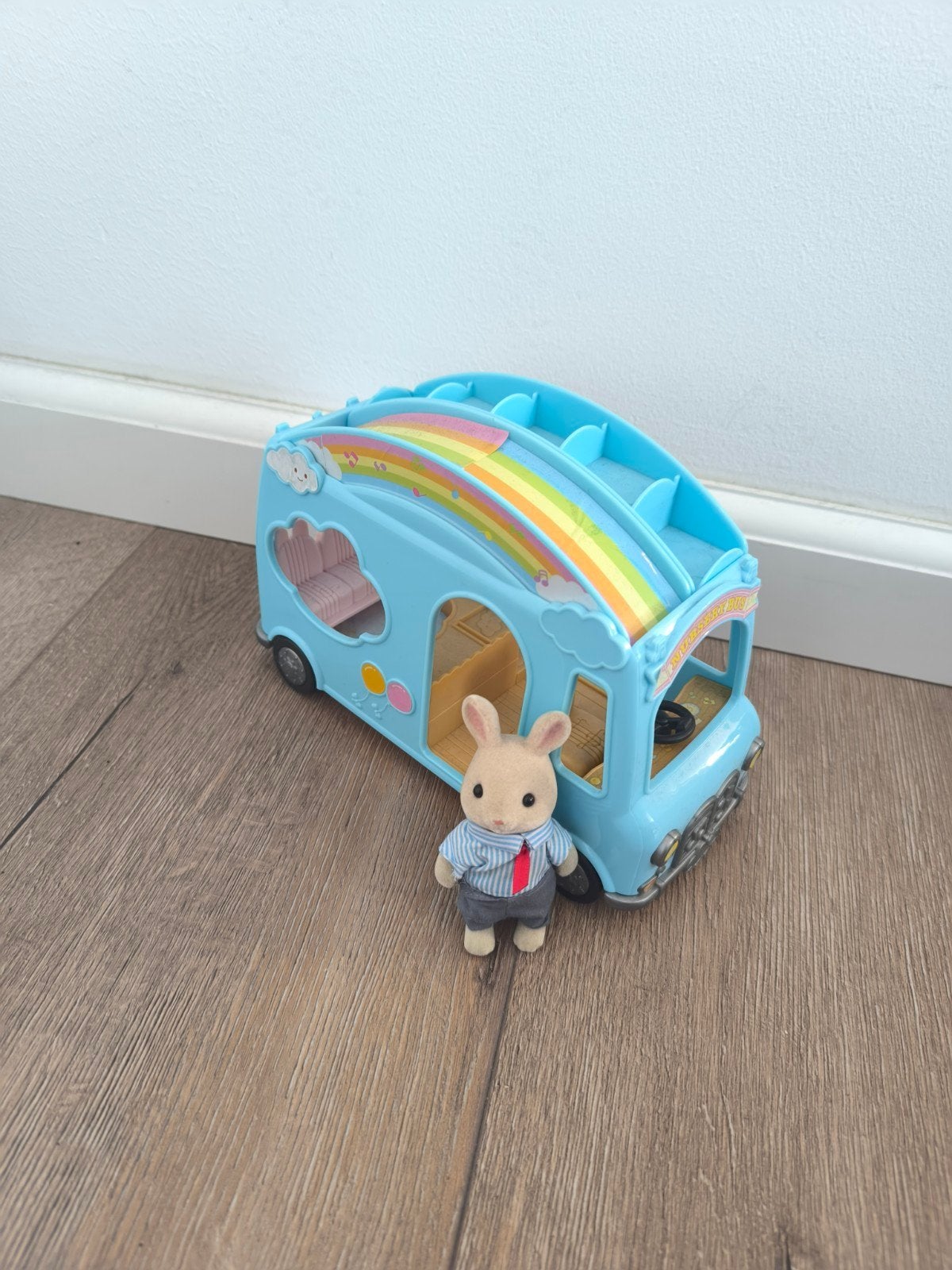 Sylvanian Families Nursery Bus met konijn figuur, Ophalen of Verzenden, Gebruikt