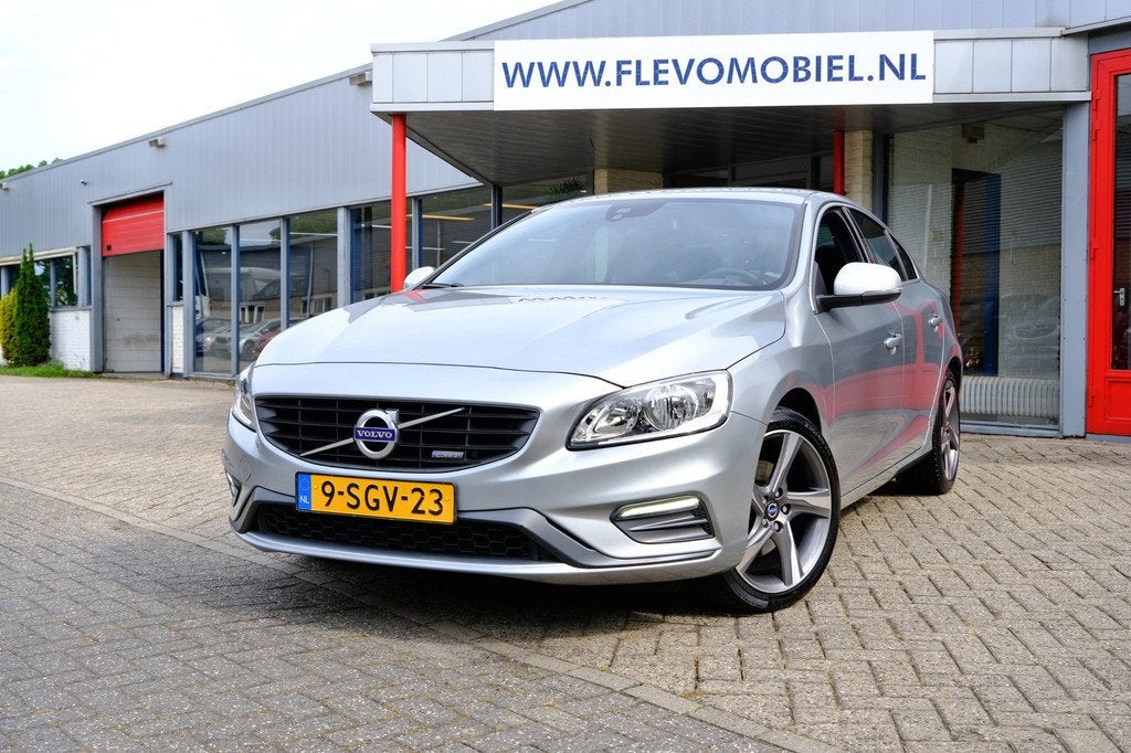 Volvo S60 1.6 T3 R-Design Navi|Leder-Alcantara|Clima|Cam|LMV, Voorwielaandrijving, Gebruikt, 4 cilinders, 150 pk