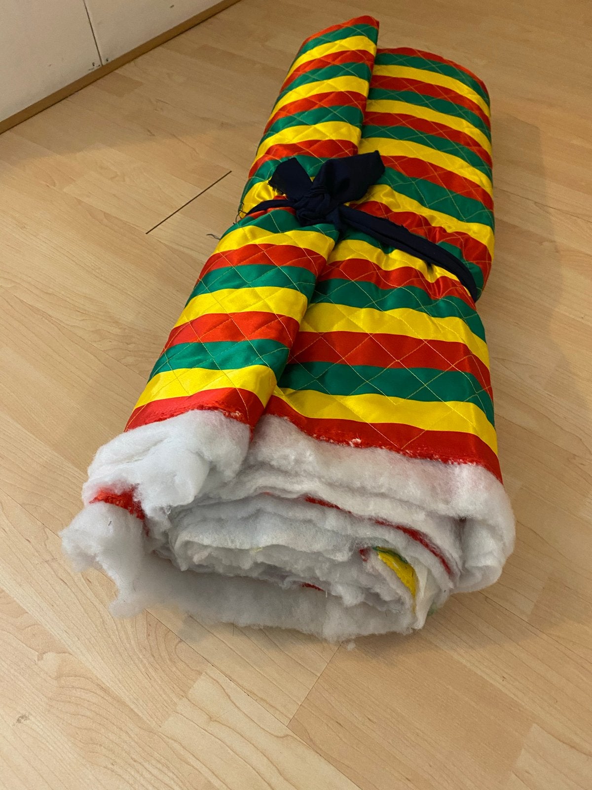 Roodgeelgroene carnavalsstof. Gewatteerd 6.5 meter., Ophalen of Verzenden, Nieuw