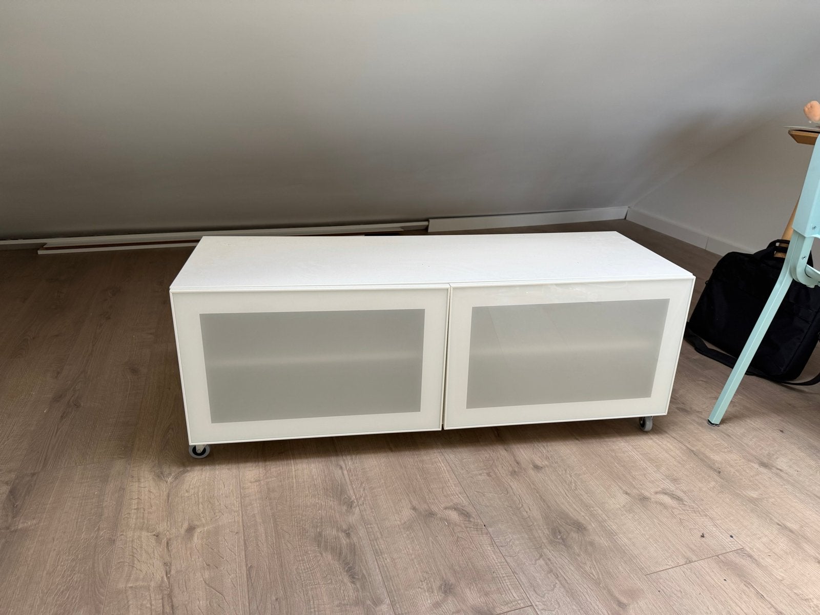 IKEA kastje op wieltjes met deuren, Ophalen, Gebruikt