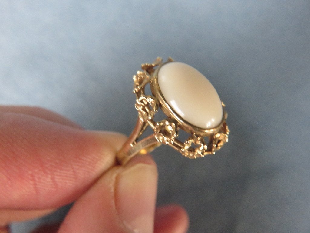 Ring met wit opaal steen in 8 karaat goud – midden 20e eeuw, Gebruikt, Wit, Ophalen of Verzenden, 17 tot 18