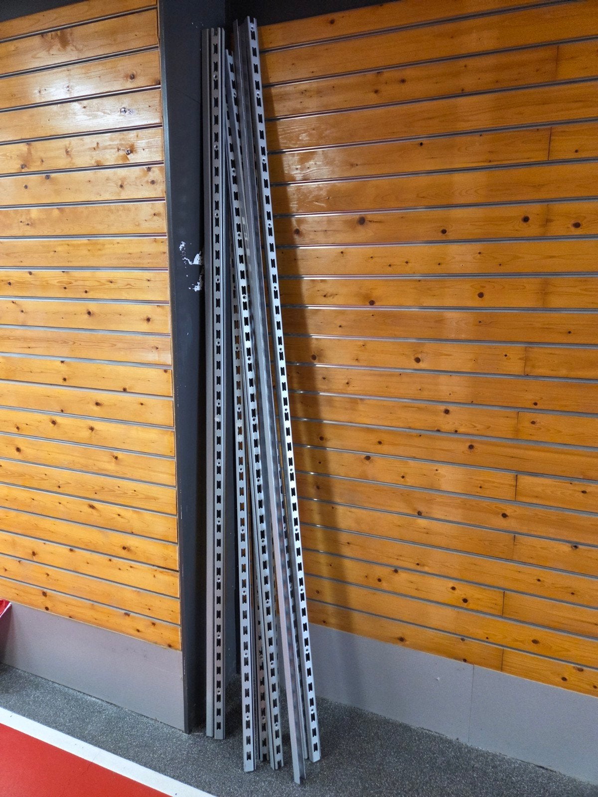 Metalen wandprofielen voor winkelinrichting, Ophalen