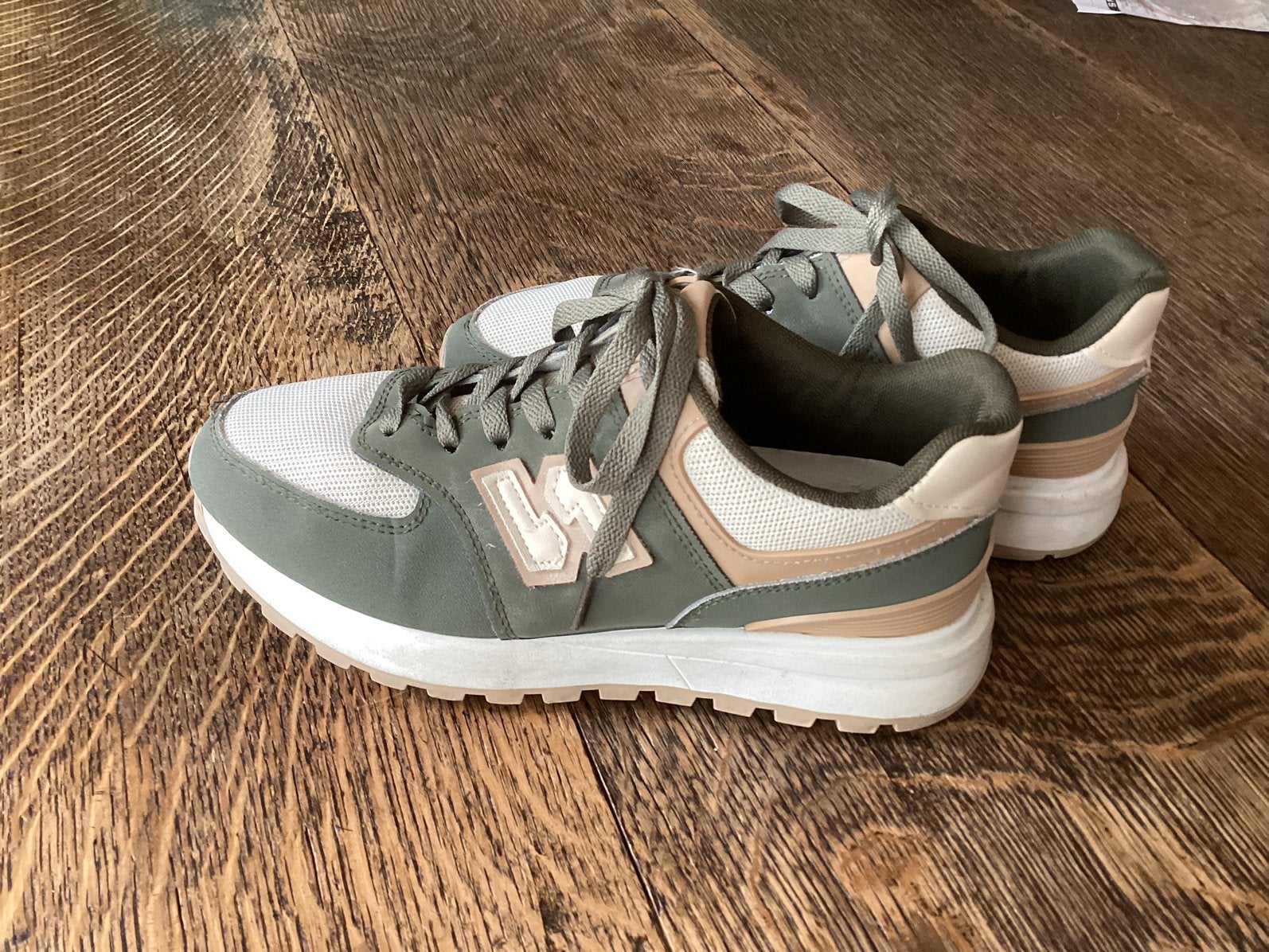 Sneakers maat 38 in goede staat voor, € 10, Ophalen of Verzenden, Zo goed als nieuw, Sneakers of Gympen
