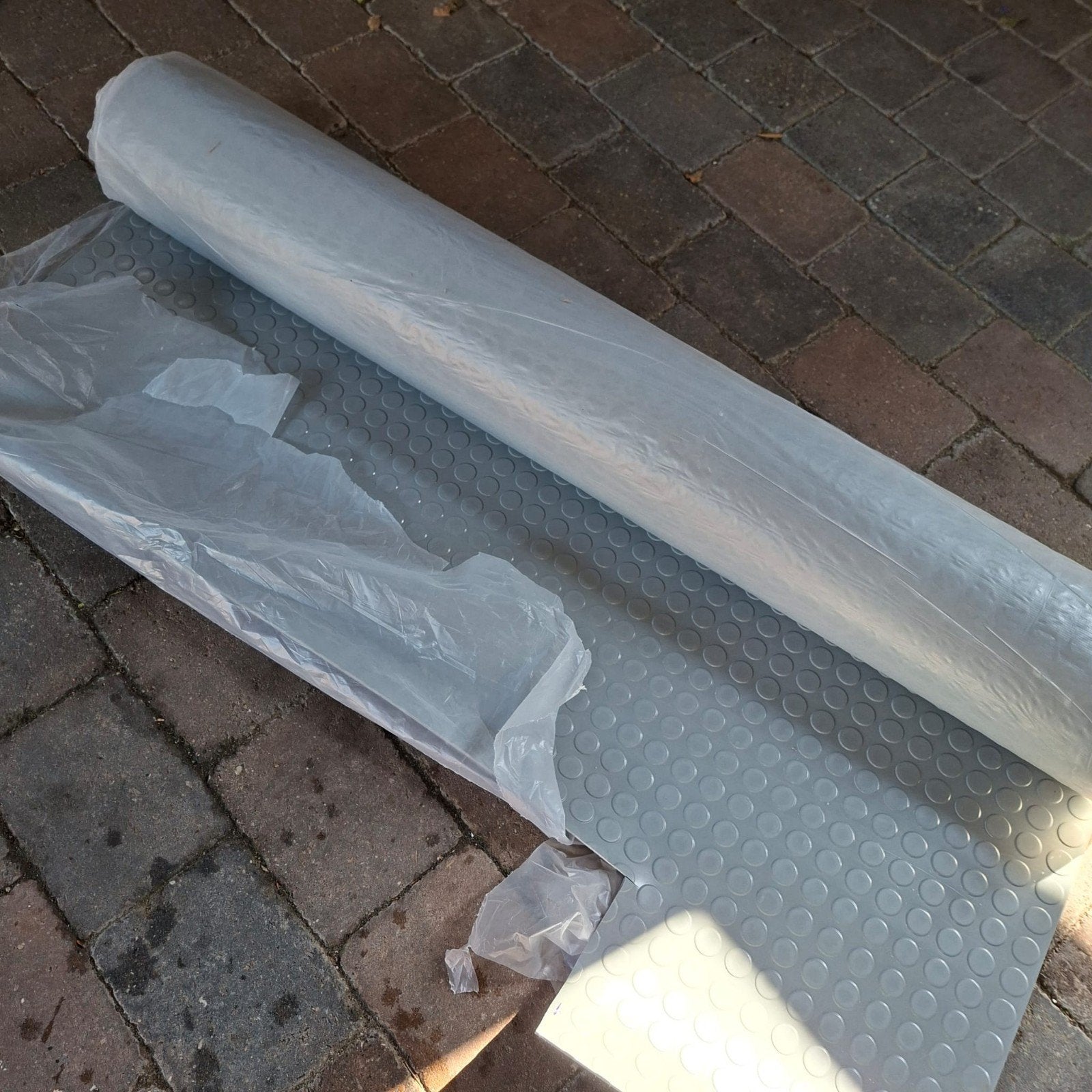 Grijs rubberen zeil met noppenpatroon, Ophalen, Antislip noppenpatroon, Zo goed als nieuw, Minder dan 10 m²