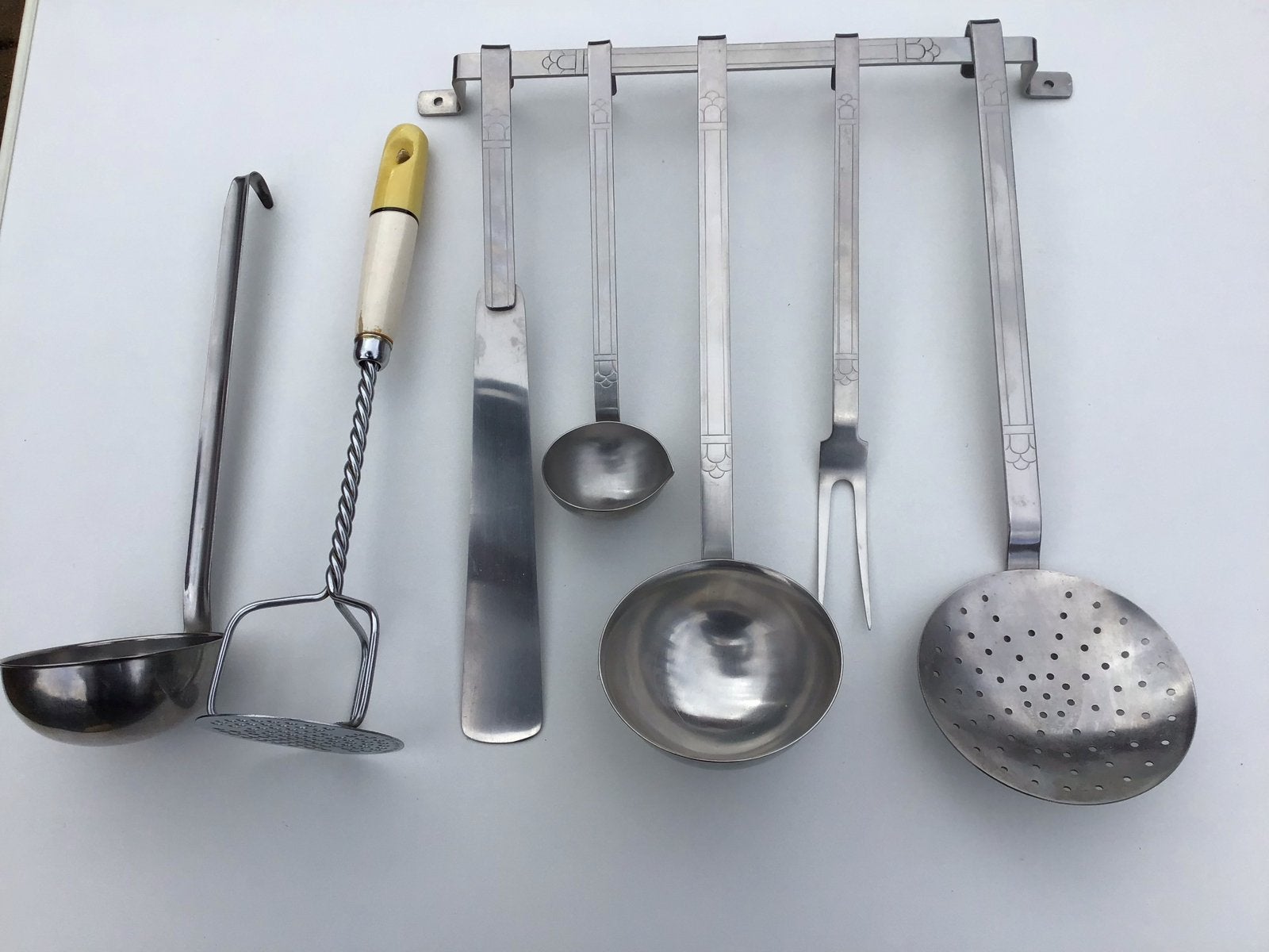 Vintage roestvrijstalen keukengerei set met ophangrek, Zilver, Ophalen of Verzenden, Metaal, Overige merken