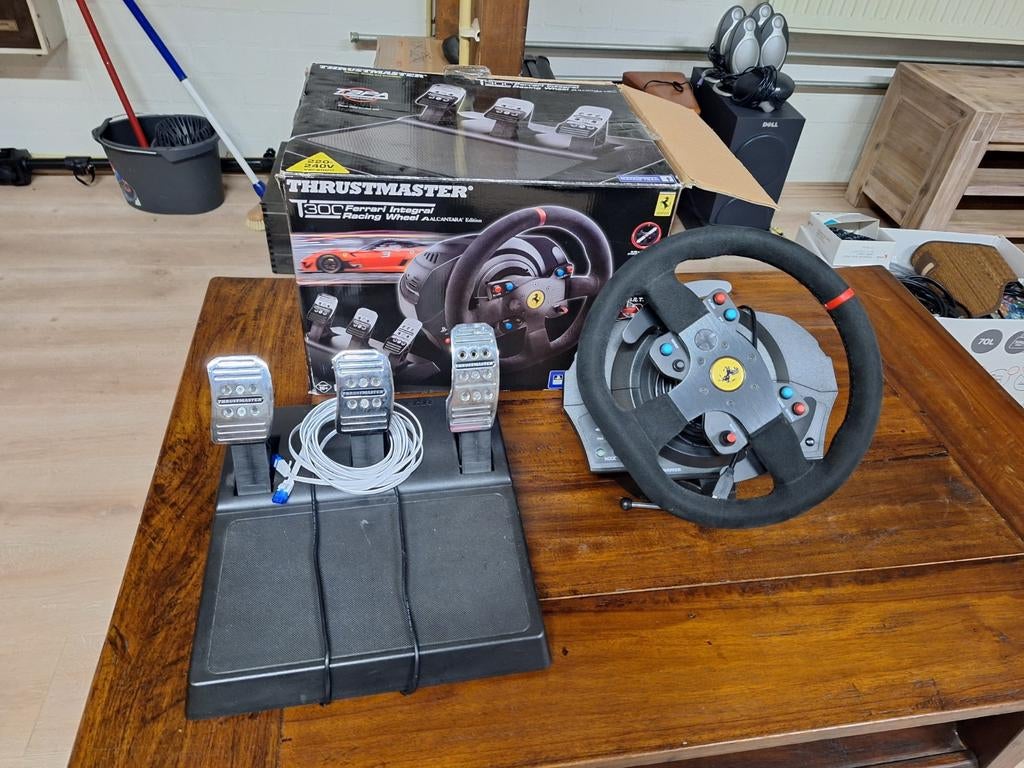 Thrustmaster T300 Ferrari Integral Racing Wheel Alcantara, Spelcomputers en Games, Ophalen, Zo goed als nieuw, Stuur of Pedalen