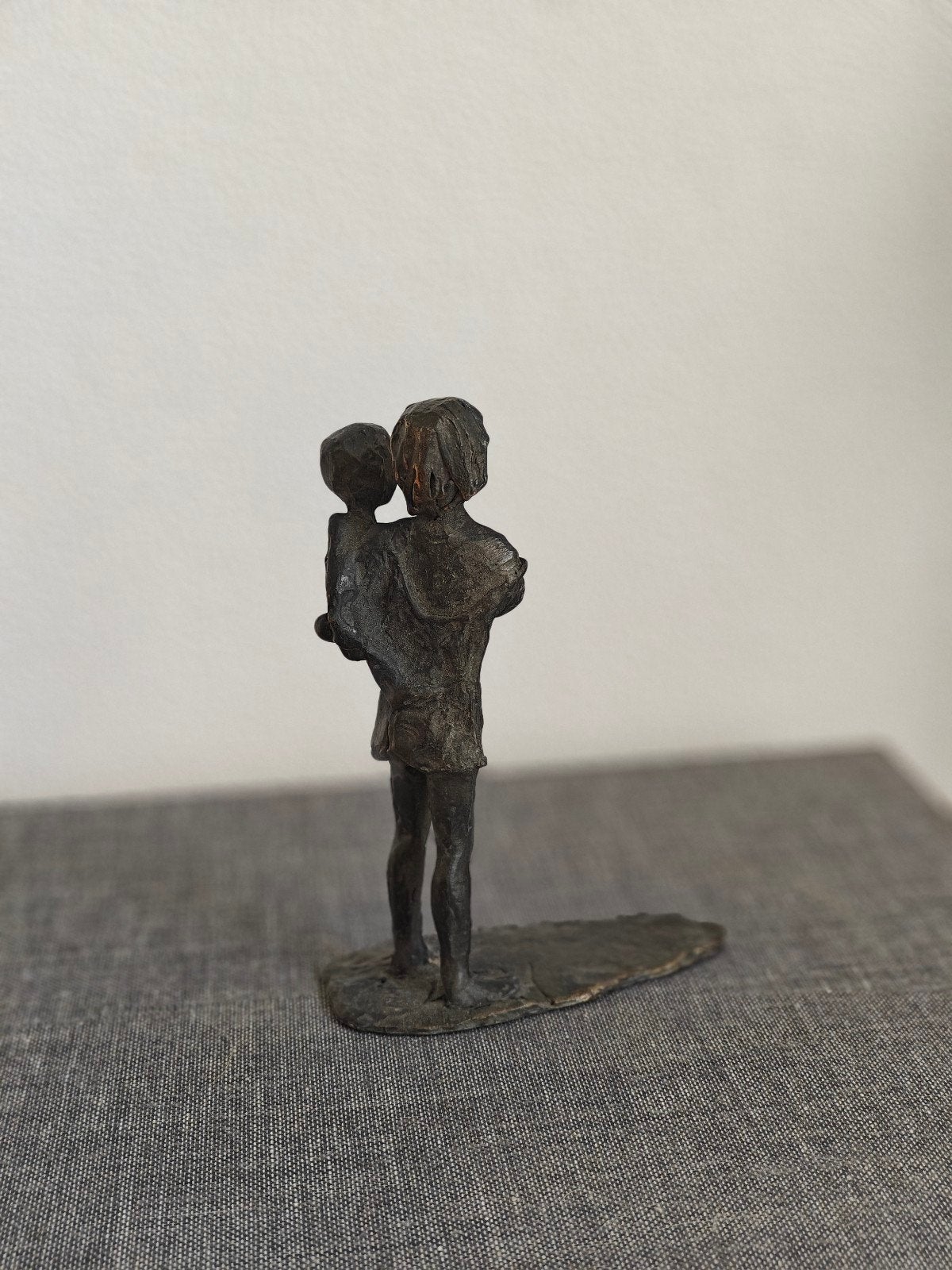 Corry Ammerlaan sculptuur: Kind met baby, Antiek en Kunst, Groep mensen, Minder dan 20 cm, Ophalen of Verzenden, Beeld