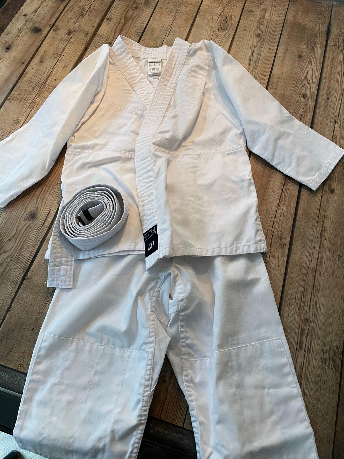 Judopak 120 cm met witte band, Sport en Fitness, Verzenden, Judo, Vechtsportpak, Zo goed als nieuw
