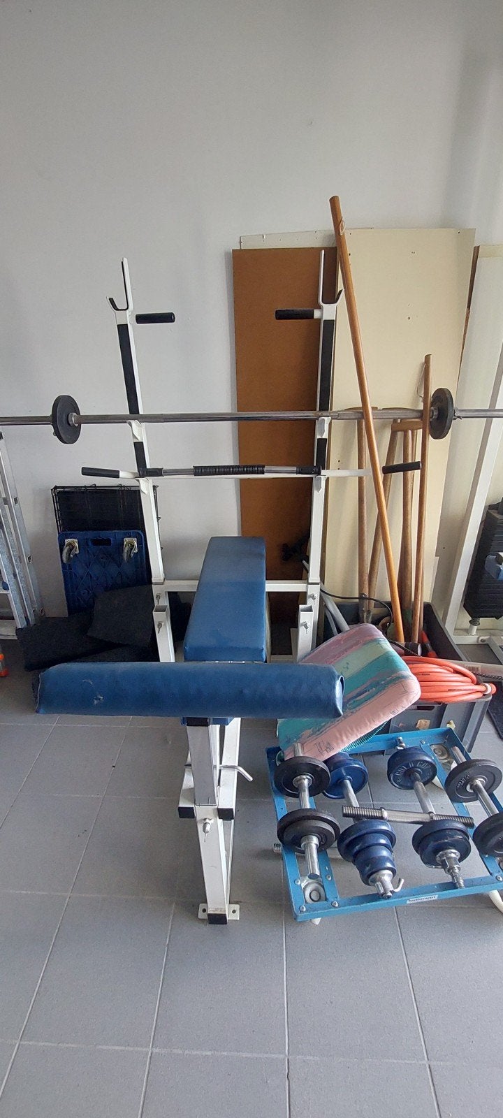 Krachttraining met gewichten en bankje, Sport en Fitness, Fitnessmaterialen, Ophalen, Gebruikt, Benen, Overige typen