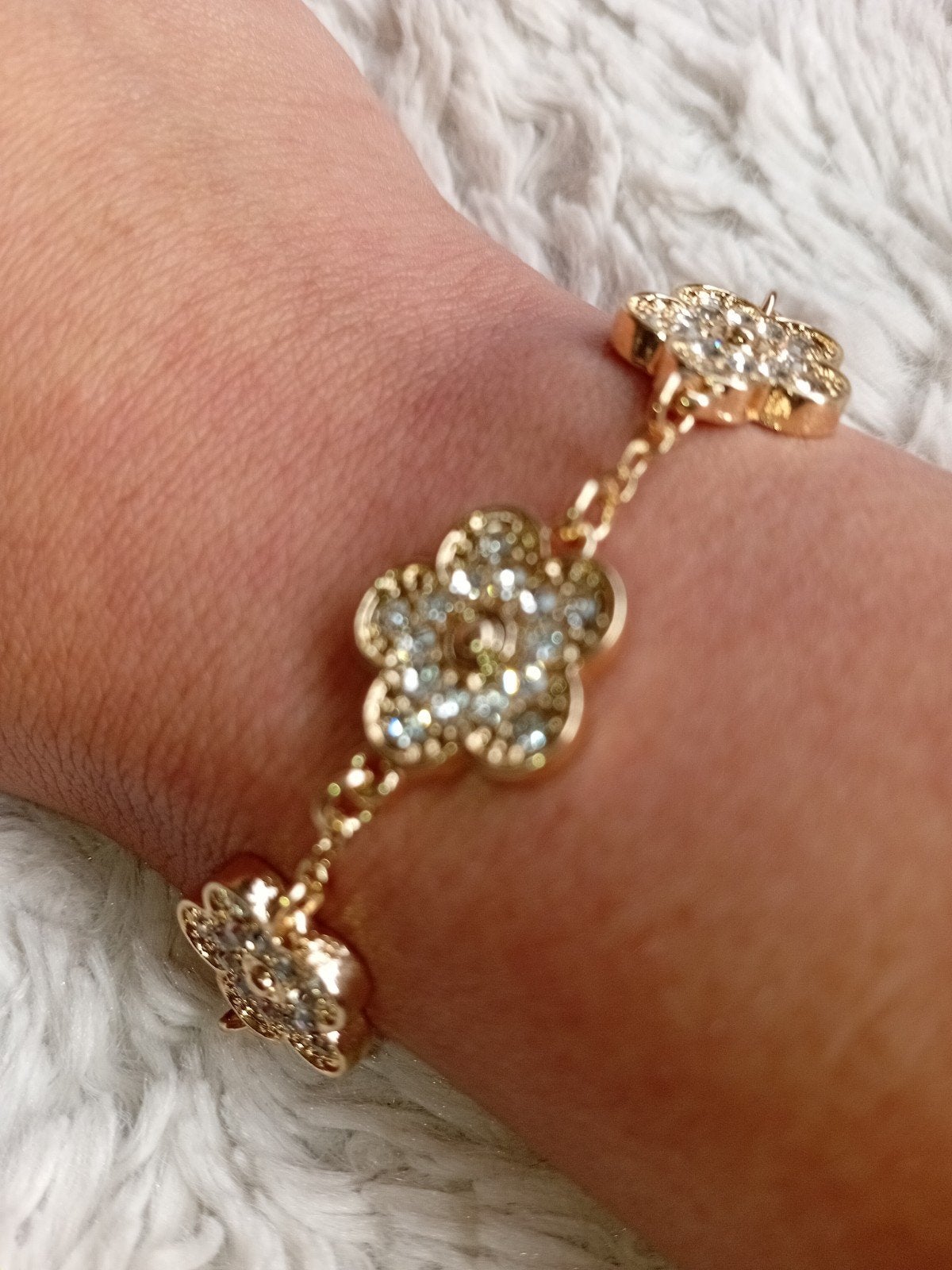 Mooie gouden Clover armband met strass, Staal, Nieuw, Ophalen of Verzenden, Goud