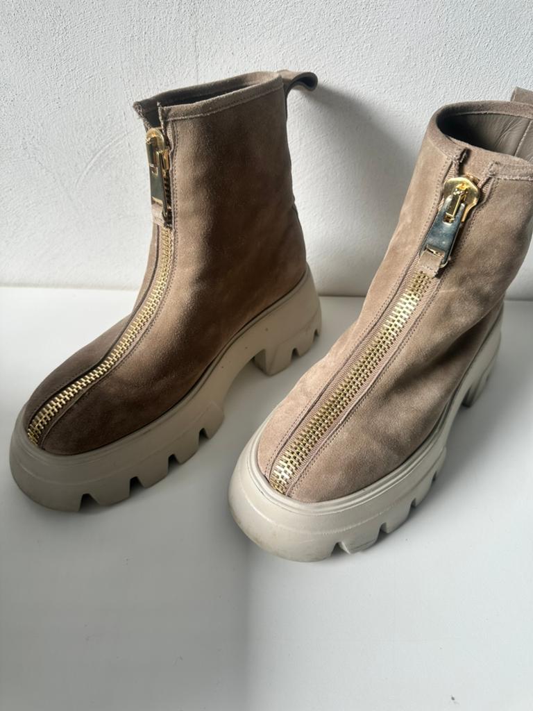 Nubikk enkellaarzen maat 40 beige nubuck leer, Ophalen of Verzenden, Zo goed als nieuw, Beige
