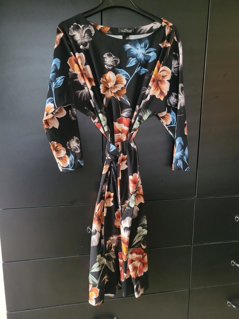 Mooie bloemen jurk ladress la dress mt l, Kleding | Dames, Verzenden, Zwart, Maat 42/44 (L), Zo goed als nieuw