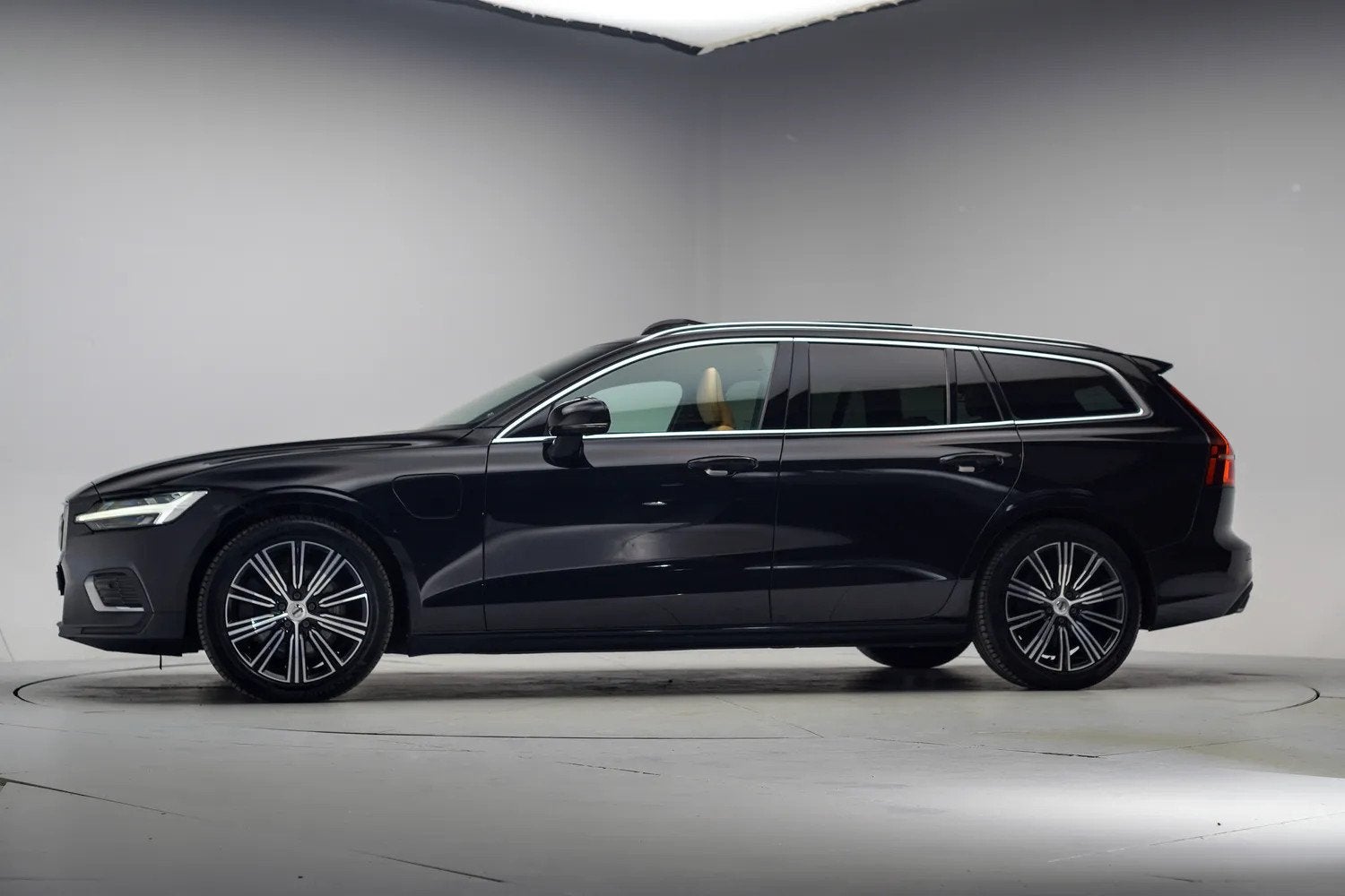 Volvo V60 2.0 T8 AWD Twin Engine Inscription [ Panorama Lede, Auto's, Volvo, Automaat, Gebruikt, 4 cilinders, Zwart