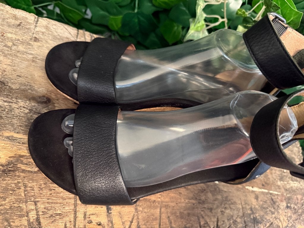 Bijna Nieuwe sandalen van Ugg maat 40, UGG, Zwart, Zo goed als nieuw, Ugg