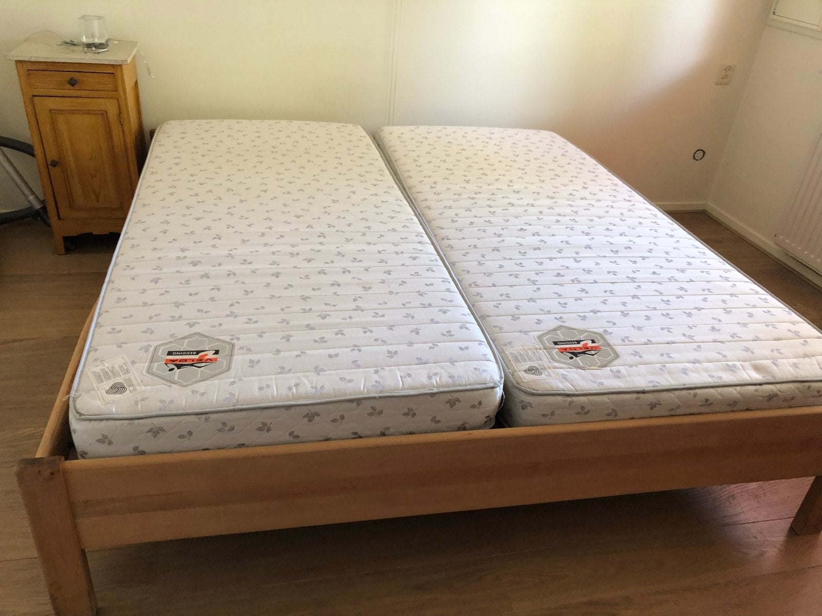 Tweepersoonsbed met lattenbodems en matrassen, Huis en Inrichting, Slaapkamer | Bedden, Gebruikt, Tweepersoons, 180 cm, 200 cm