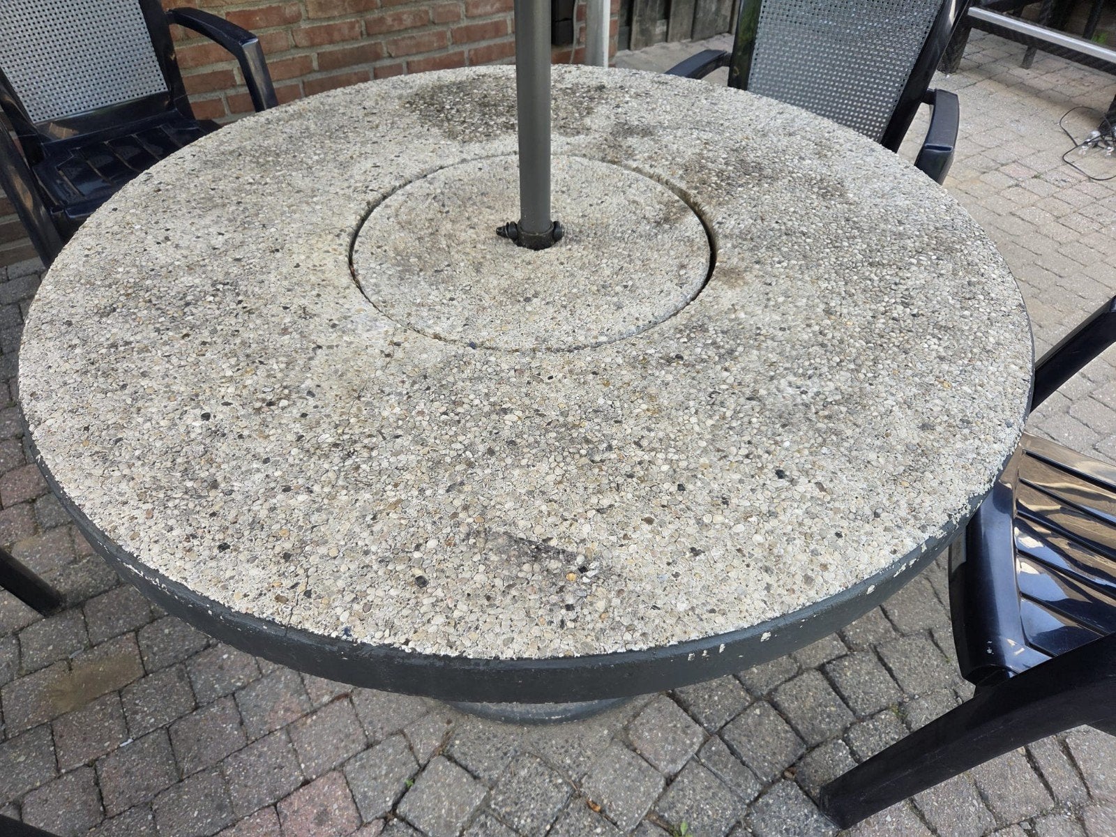 Ronde betonnen buitentafel met parasolgat, Ophalen, Gebruikt, Rond, Overige materialen