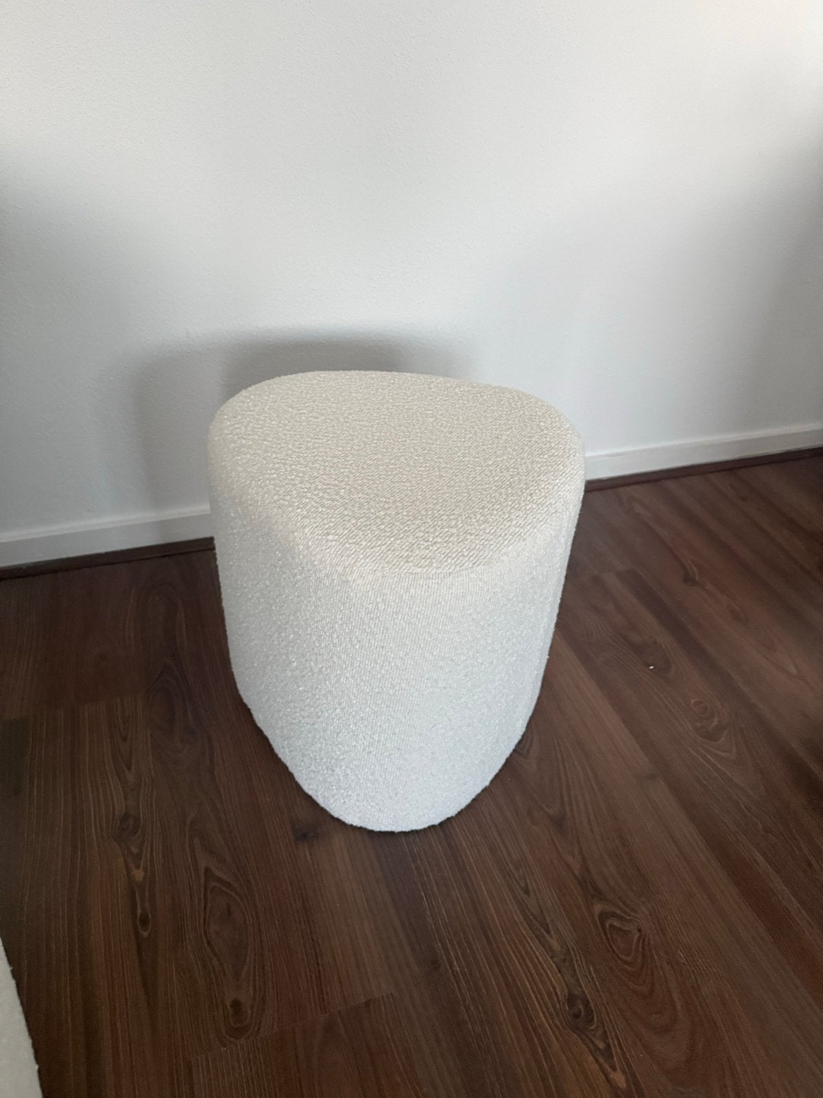 Crèmekleurige poef met bouclé stof, Ophalen, Minder dan 50 cm, Zo goed als nieuw, Stof