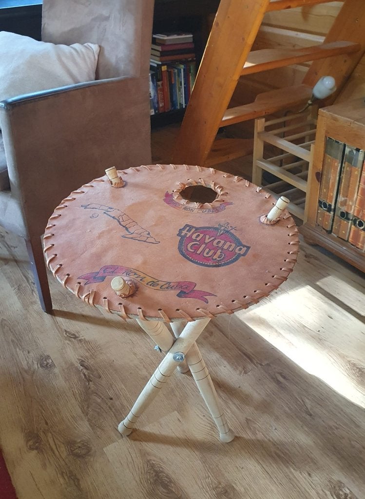 Bijzonder Cubaans Havana Club tafeltje – leer & hout, Huis en Inrichting, Minder dan 55 cm, Rond, Zo goed als nieuw, Hout