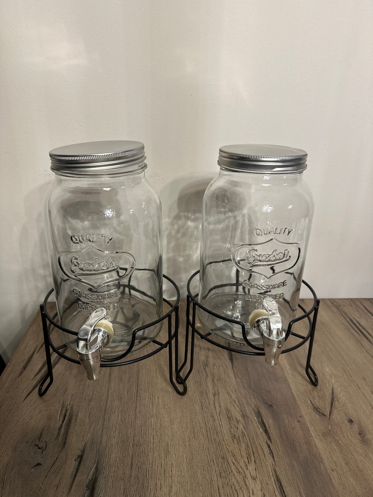 Set van 2 glazen drankdispensers met kraantje en standaard, Huis en Inrichting, Keuken | Keukenbenodigdheden, Ophalen, Zilver