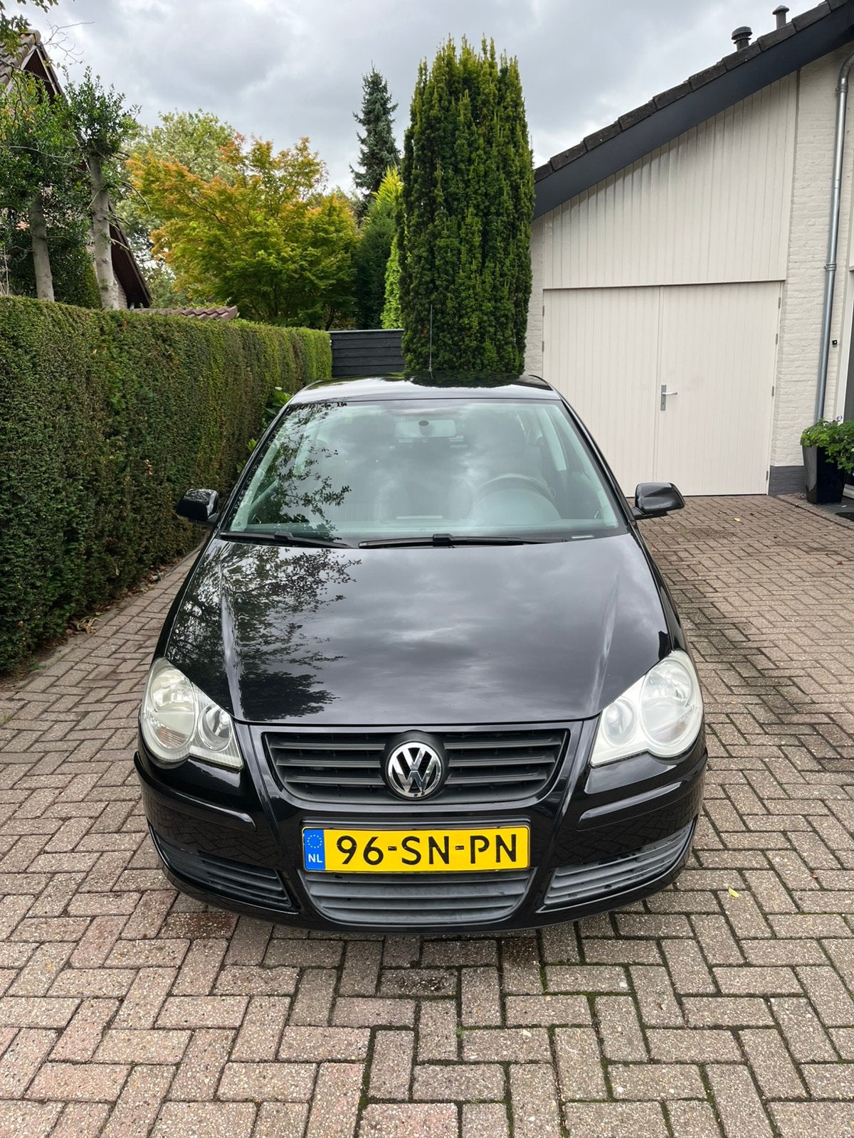 Volkswagen Polo 1.4 55KW AUT 2006 Zwart, Auto's, Stof, 40 €/maand, 4 cilinders, Zwart