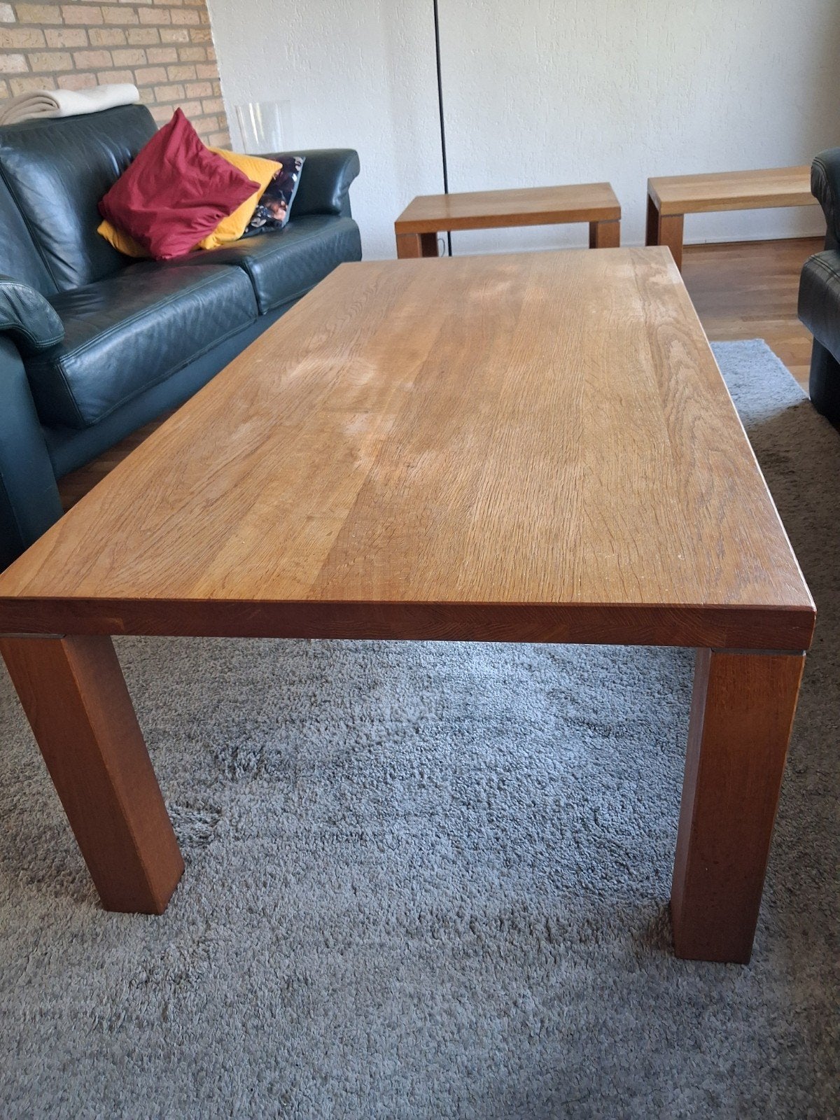 Massief eiken salontafel en twee bijzettafeltjes €75.00, Ophalen