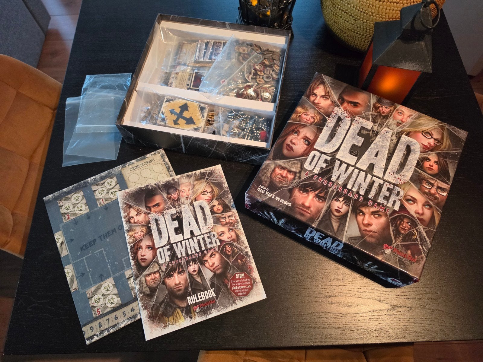 Dead of Winter: A Crossroads Game - Zombie Survival Bordspel, Vijf spelers of meer, Ophalen of Verzenden, Zo goed als nieuw, Plaid Hat Games