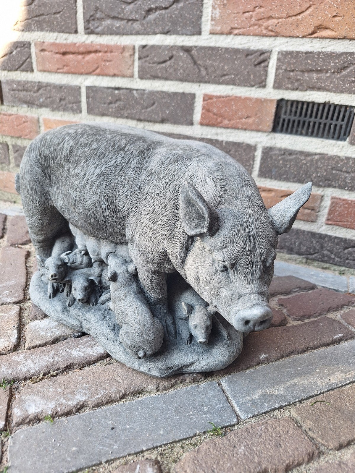 Betonnen beeld: Varken met biggen, 38 cm lang, Tuin en Terras, Ophalen, Nieuw, Beton, Dierenbeeld