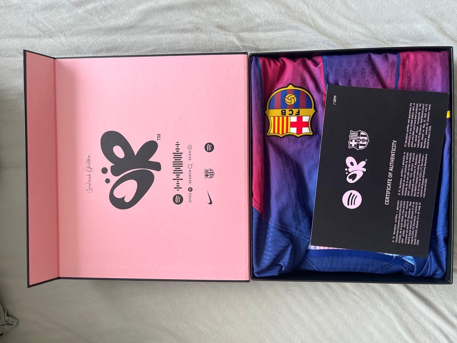FC Barcelona x Olivia Rodrigo shirt 38/1899 Limited Edition, Tickets en Kaartjes, Seizoenskaart, Twee personen, April